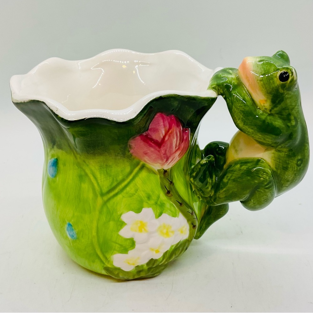 Burton & Burton Frog Vase Planter 2-Toned Green Porcelain Scallop Ruffled Rim 4"